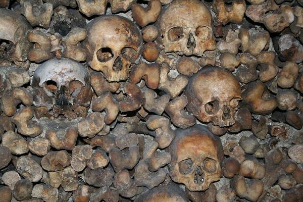 800px-Catacombs_of_Paris_03.img_assist_custom-600x400